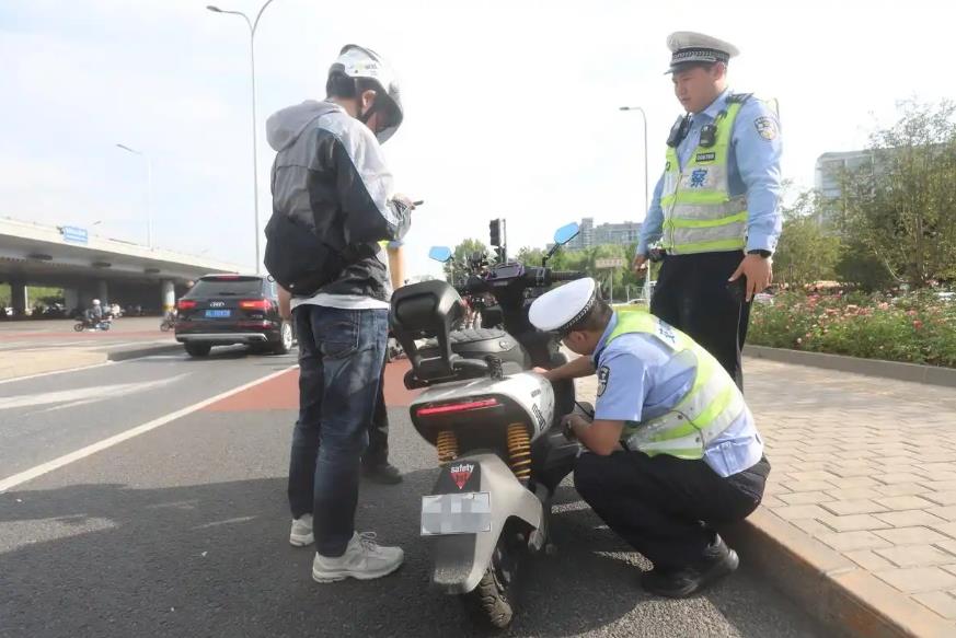 “电摩”挂着“电驴”牌？今早北京交管严查这类违法