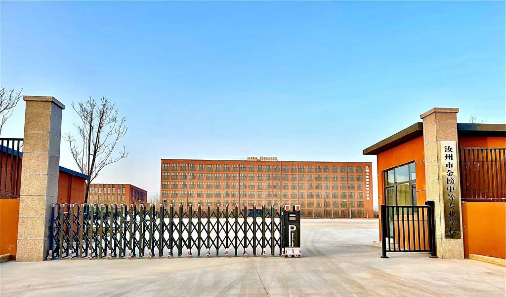 河南汝州一公职人员被举报在职校开餐厅超市，本人回应称“是给别人帮忙”