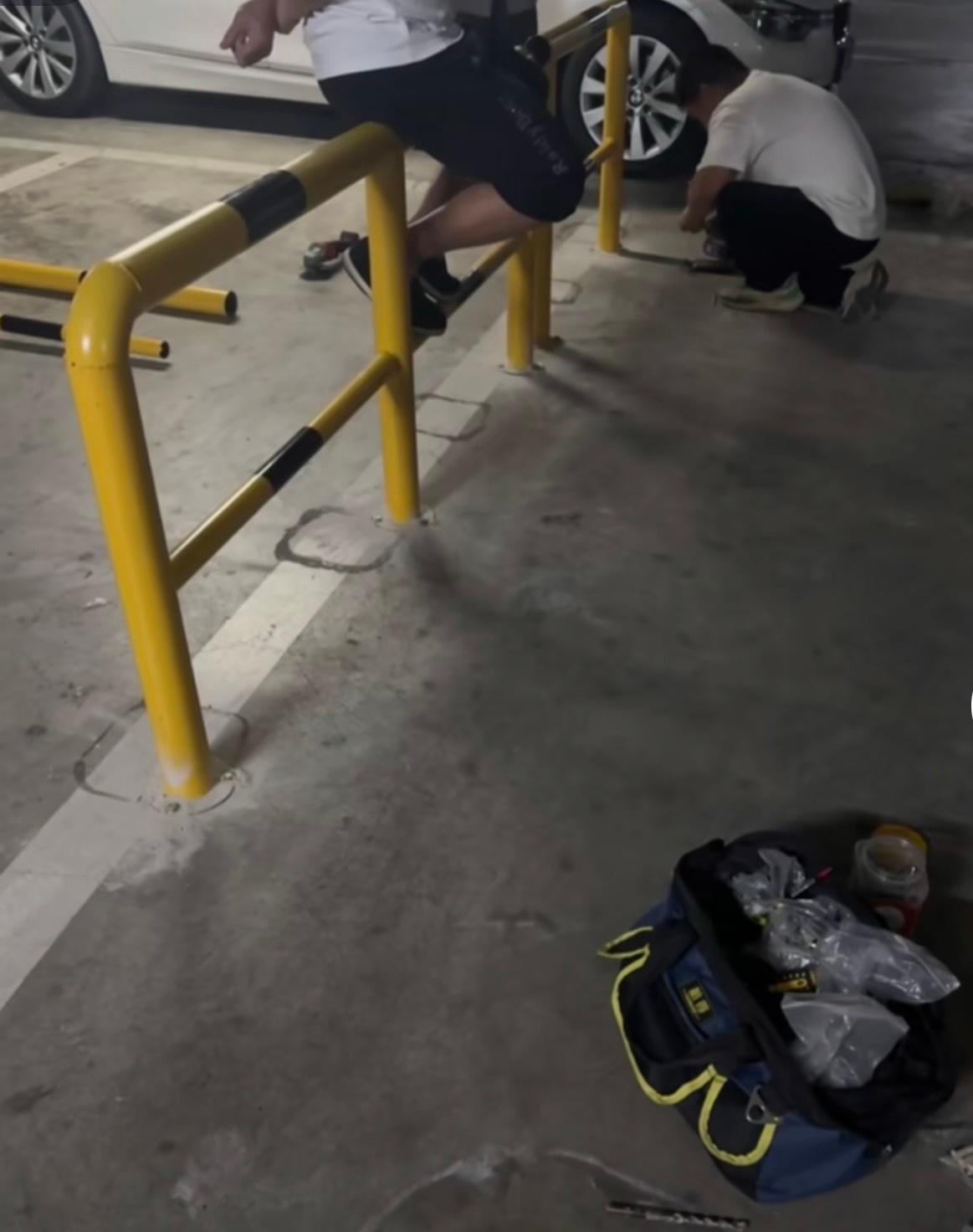 成都一车主因邻车长期压线停车安装防护栏，物业：不建议装护栏，也会影响自身停车
