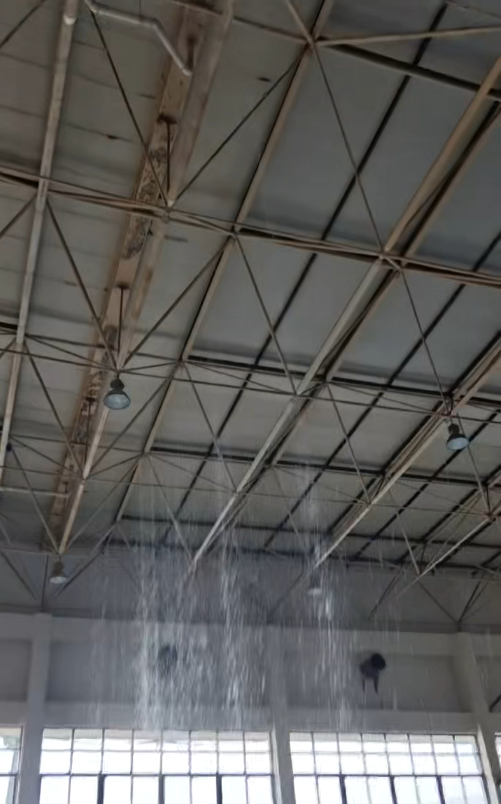 湖南张家界一汽车站候车厅漏水严重，网友称“像是瀑布一样”，车站回应：顶部年久失修，已申请过资金