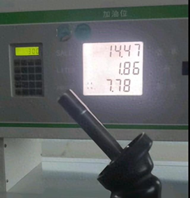 内蒙古一加油站被曝“提枪未加油、数值自动增长”，市场监管部门：涉事站点已停业，加油机封存送检，公安机关介入